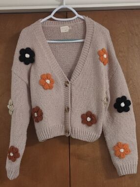 M/L Cropped Daisy Sweater In Neutral Colors 🌼🏵️